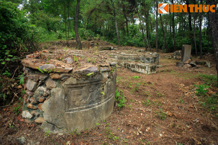 2. Nơi an táng Hoàng đế Quang Trung - Nguyễn Huệ là một trong những ẩn số lớn của lịch sử Việt Nam. Nhiều giả thiết đã được đưa ra, trong đó có ý kiến cho rằng lăng Ba Vành ở làng Cư Chánh, ngoại thành của Huế là lăng mộ vị hoàng đế vĩ đại triều Tây Sơn nhận được rất nhiều sự quan tâm.
