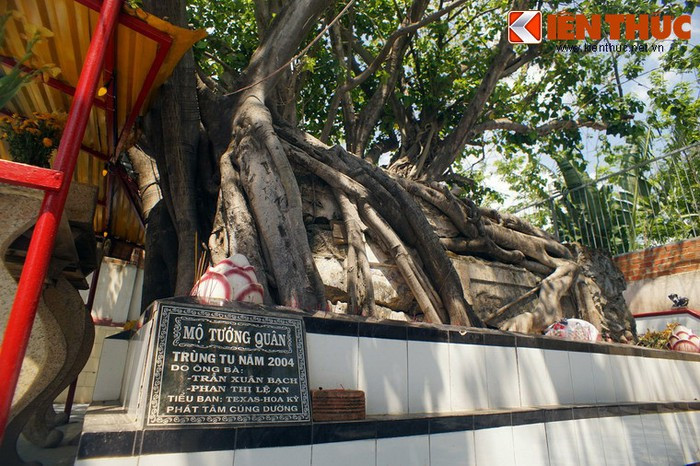 Trong một bài viết đăng trên Tạp chí Xưa &amp; Nay, nhà nghiên cứu Nguyễn Văn Nghệ cho rằng người nằm dưới mộ là ông Tống Văn Khôi, một vị quan dưới triều chúa Nguyễn Phúc Thuần (1754 - 1777). Năm 1775, ông giao chiến với quân Tây Sơn ở Ba Ngòi, bị thương nặng và chết tại đây.