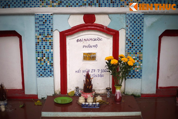 Những dòng chữ trên bia mộ khiến cho giới nghiên cứu lịch sử bối rối, vì ngôi mộ chính của tướng Võ Tánh nằm trong thành Hoàng Đế ở Bình Định. Ngoài ra, triều đình còn xây một mộ gió ở Gia Định, nay thuộc quận Phú Nhuận, TP HCM. Không có sử liệu nào nhắc đến "ngôi mộ thứ ba".