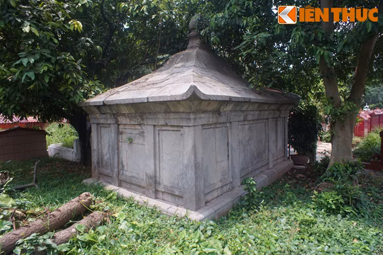 Lăng mộ cổ này đã tồn tại từ rất lâu đời, và không còn một ai biết về lai lịch của người nằm dưới mộ. Người dân chỉ gọi đây là lăng Bà Chúa. Năm 1989, một đoàn khảo sát đã tiến hành khai quật lăng mộ. Trong quan tài là xác ướp một người đàn bà cao khoảng 1,5m, tuổi khoảng từ 62-64.