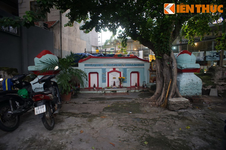 4. Trên đường Nguyễn Thái Bình ở phường 12, quận Tân Bình, TP.HCM có một ngôi mộ cổ to lớn. Bia mộ ghi chữ quốc ngữ dựa trên bia chữ Hán cũ: “Đại Nam quốc. Phần mộ Võ Tánh. Mất ngày 27/7/1801 năm Tân Dậu”. Theo đó, người nằm dưới mộ là tướng Võ Tánh của nhà Nguyễn.