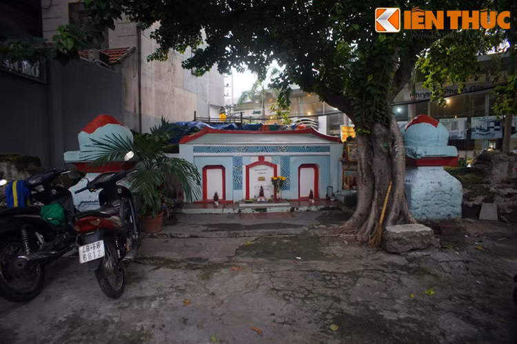 4. Trên đường Nguyễn Thái Bình ở phường 12, quận Tân Bình, TP.HCM có một ngôi mộ cổ to lớn. Bia mộ ghi chữ quốc ngữ dựa trên bia chữ Hán cũ: “Đại Nam quốc. Phần mộ Võ Tánh. Mất ngày 27/7/1801 năm Tân Dậu”. Theo đó, người nằm dưới mộ là tướng Võ Tánh của nhà Nguyễn.