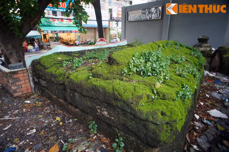 Mặc dù không rõ người ta dựng bia ngụy tạo ngôi mộ Võ Tánh ở quận Tân Bình như vậy vì lý do gì, nhưng với quy mô lớn như vậy, đây chắc chắn là mộ của một vị đại quan hoặc người có thế lực, giàu có nào đó.