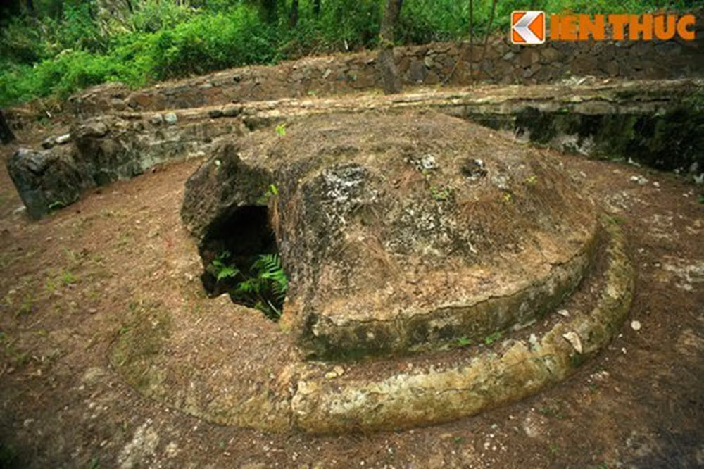 Lăng gồm ba vòng thành tròn ghép lại. Nấm mộ có vách rất dày, bị bạt góc trái theo kiểu chém “tả đao” dành cho tử tù thời phong kiến, để kéo quan tài ra khỏi mộ. Quanh khu lăng mộ tồn tại những dấu tích của một nơi an táng bậc đế vương như hồ tân nguyệt, nhà bia, cổng tam quan, vườn lăng...