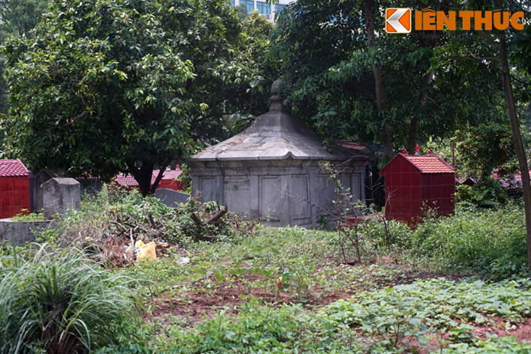 1. Trong khu nghĩa trang làng Linh Đường (phường Hoàng Liệt, quận Hoàng Mai, TP.Hà Nội) có một lăng mộ cổ đồ sộ. Công trình được ghép từ những phiến đá vuông vức, lăng mộ có bình đồ hình chữ nhật với kích chiều dài 4,1 mét, rộng 3 mét, chiều cao từ đỉnh xuống chân khoảng 3 mét.