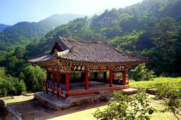 Chùa Ryonghung được xây dựng năm 1048, nằm trên núi Paegun thuộc xã Ponghung huyện Yonggwang tỉnh Hàm Kính Nam (Hamgyong­nam). Đến năm 1794 chùa được xây dựng lại.