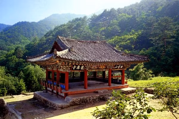 Chùa Ryonghung được xây dựng năm 1048, nằm trên núi Paegun thuộc xã Ponghung huyện Yonggwang tỉnh Hàm Kính Nam (Hamgyong­nam). Đến năm 1794 chùa được xây dựng lại.