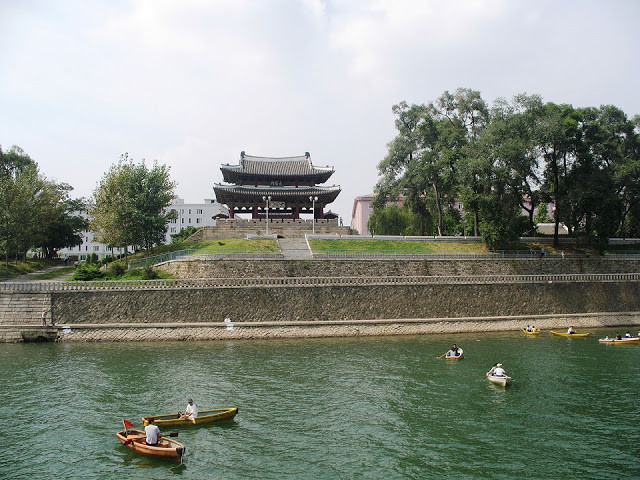 Chùa Yongmyong nằm dưới chân đồi Moranbong soi bóng xuống sông Đại Đồng tại thủ đô Bình Nhưỡng. Một phong cảnh tuyệt đẹp được xây dựng thời Cao Câu Ly (37 TCN - 668) và được trùng tu nhiều lần sau đó. Chùa từng bị bom Mỹ san phẳng và đã được xây dựng lại.