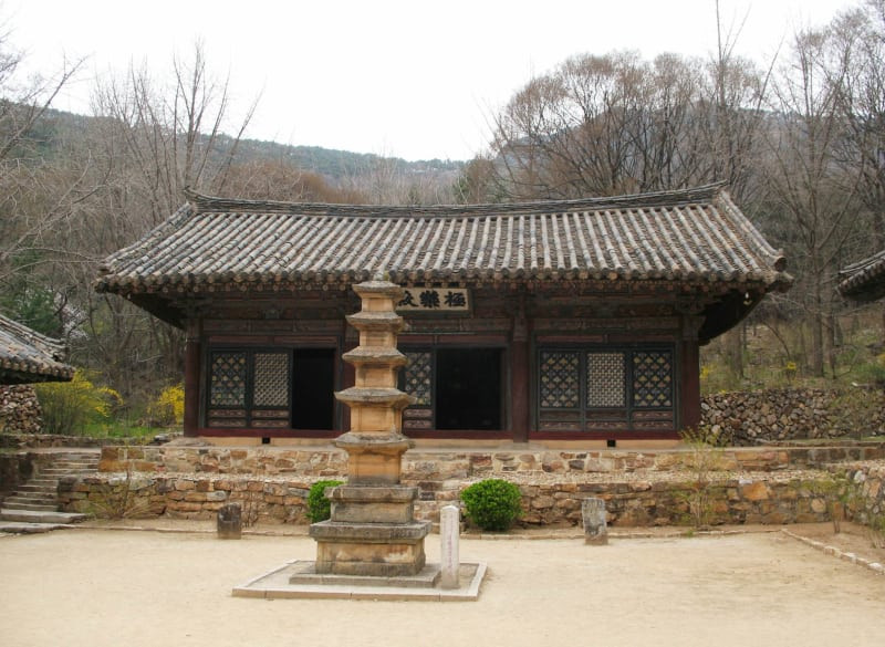 Chùa Songbul nằm trên núi Jongbang ở thành phố Sa Lý Viện (Sariwon), tỉnh Hoàng Hải Bắc (Hwanghae­buk), được xây dựng năm 898. Chùa gồm 6 tòa nhà, trong đó có một tòa nhà bằng gỗ lâu đời.