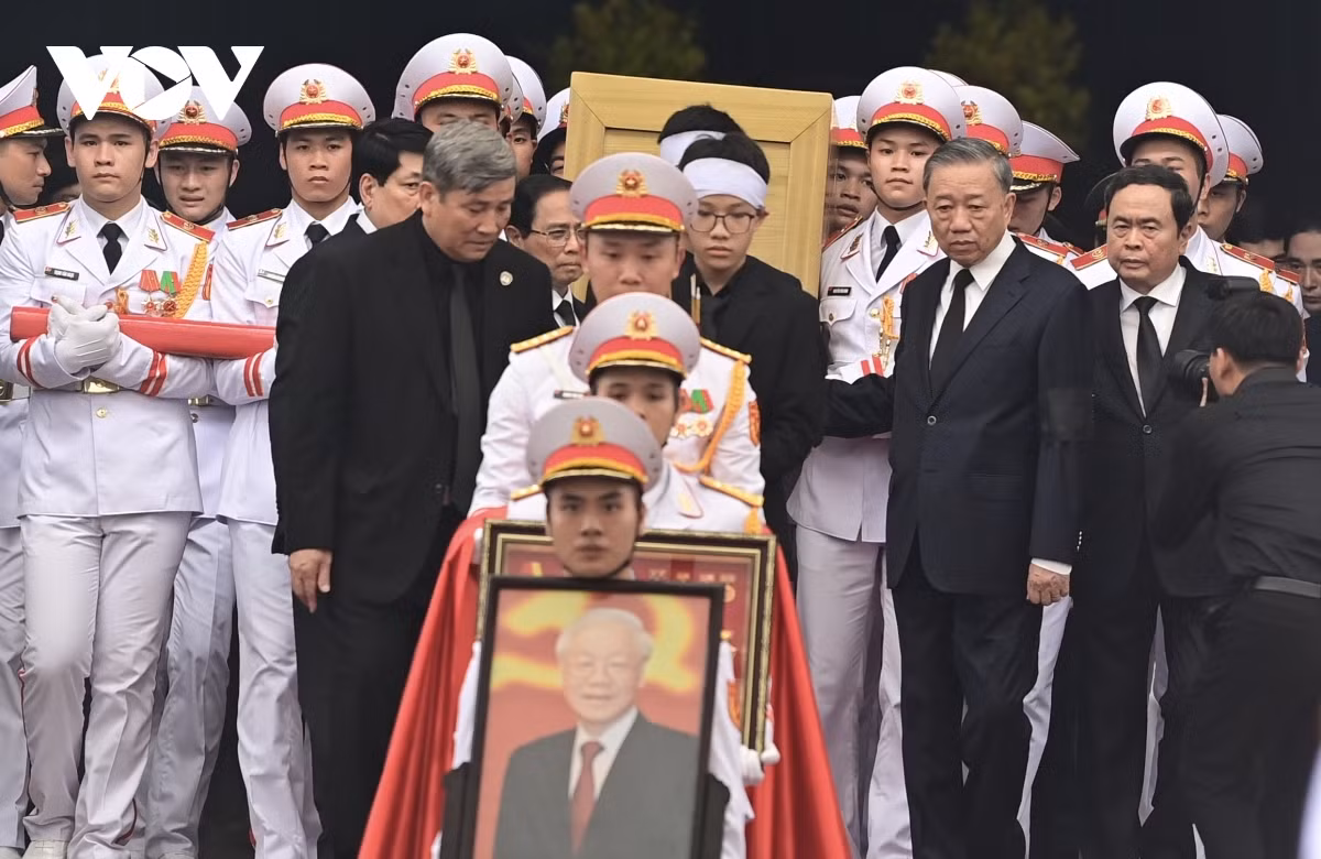 Tong Bi thu Nguyen Phu Trong ve voi dat me-Hinh-31