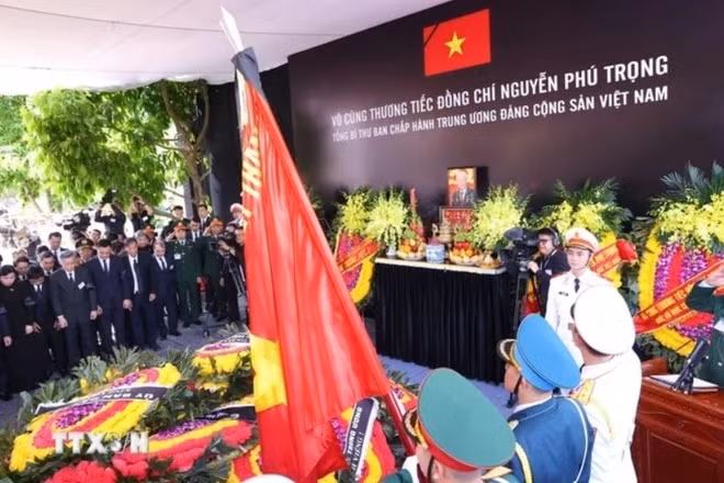 Tong Bi thu Nguyen Phu Trong ve voi dat me