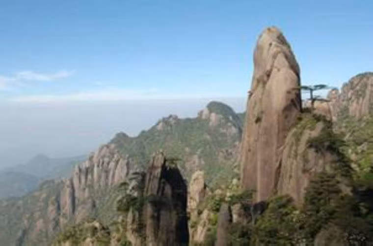 Núi Vân Long gồm có 9 sườn núi giống dáng như chín con rồng đang bay, chính vì thế cổ xưa gọi là núi Cửu Long. Theo cách nói của các thuật sĩ phong thủy đây chính là mảnh phong thủy bảo địa tuyệt đẹp. Phía trước có ít nhất 2 ngọn “sơn” tức “triều sơn”, “án sơn”. Hai bên tả hữu tương xứng là “hộ sa” (“triều sơn” chính là các văn võ bá quan trong triều, “án sơn” chính là nơi hoàng đế đặt biện công trác “án cơ”). Ảnh: Núi Vân Long.