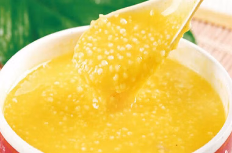 Cháo kê với đường phên. Kê có tác dụng bổ tỳ vị, bổ chứng hư tổn, vì thế kê là một món rất bổ dành cho bà bầu. Đường phên hàm lượng sắt gấp 3 lần so với đường cát, có tác dụng trừ chứng ứ huyết, bổ sung thiếu máu rất tuyệt vời.