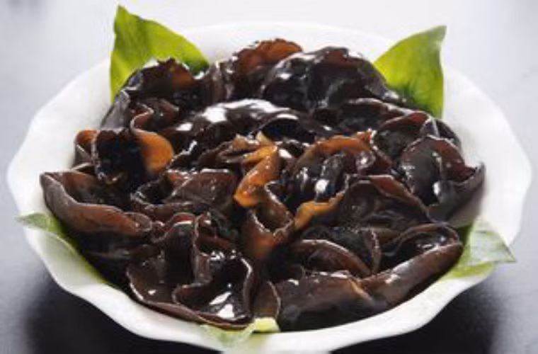 Mộc nhĩ đen, có tác dụng hoạt huyết tan ứ, trước khi mang bầu 3 tháng không nên ăn, nếu đang thời kỳ an thai cũng không nên ăn.