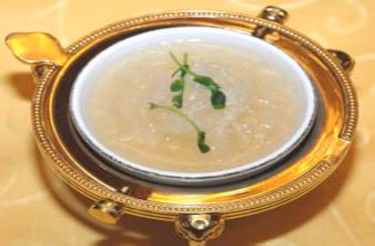 Canh tổ yến với dương sâm. Dương sâm 3 gram, tổ yến 3 gram, cho vào tbát hầm cách thủy cho chín. Thường xuyên uống canh này sẽ có thác dụng lợi khí, bổ trung, dưỡng âm, nhuận phổi. Có thể dùng trị chứng hư tổn, ho khan, đổ mồ hôi trộm.