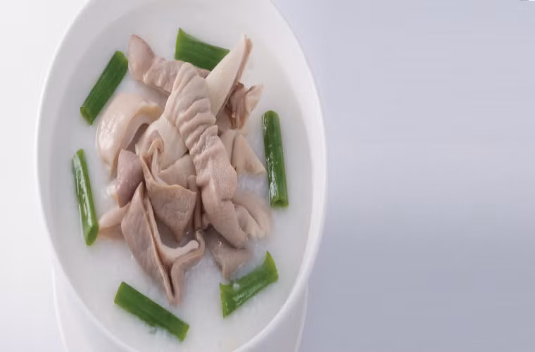 Cháo dạ dày heo. Dạ dày heo chứa nhiều protein, chất béo, muối... có tác dụng bổ hư tổn, bổ tỳ vị. Sản phụ thường xuyên ăn cháo này sẽ tăng cảm giác ngon miệng, bồi bổ sức khỏe