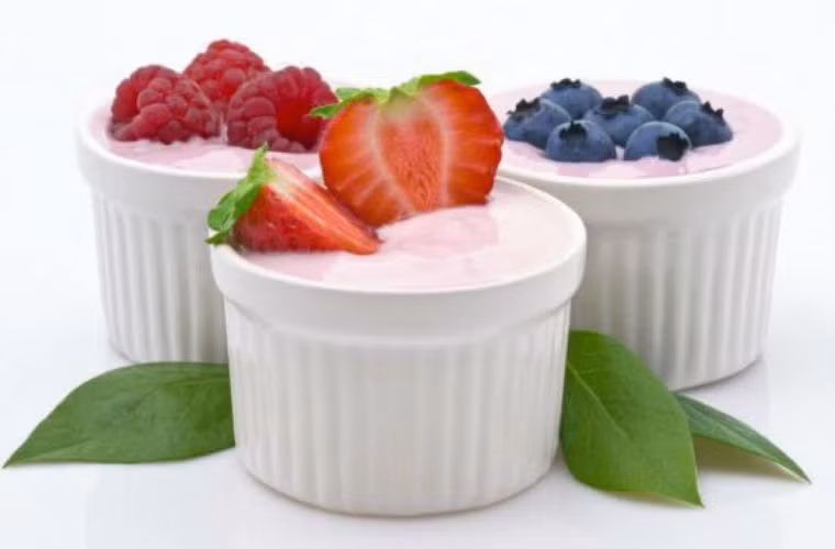 Sữa chua. Bé ăn sữa chua lúc đói sẽ làm giảm đi tác dụng bảo vệ sức khỏe của sữa chua. Cách ăn tốt nhất là sau khi ăn 2-3 tiếng hoặc ăn trước khi đi ngủ, vừa có tác dụng bảo vệ sức khỏe vừa có tác dụng kích thích tiêu hóa.