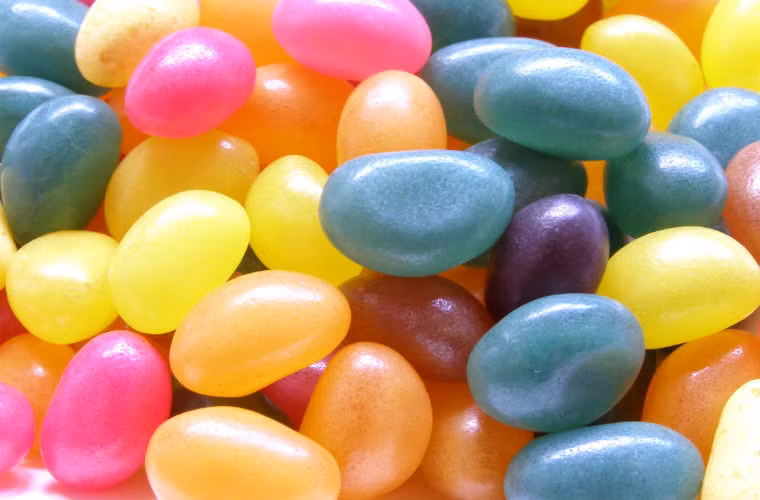 Kẹo là một thực phẩm dễ tiêu hóa và có khả năng hấp thụ rất cao. Khi bé đang đói ăn kẹo vào thì trong 1 thời gian ngắn cơ thể không thể sản xuất đủ insulin để duy trì lượng đường thông thường trong máu, vì thế làm gia tăng đột ngột lượng đường trong máu, dễ dẫn đến các bệnh về mắt.