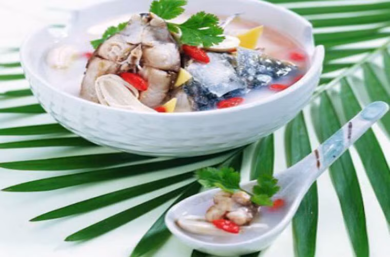 Súp cá chép. Hoàng kỳ 50gram, phục linh 30 gram, cá chép 1 con. Cá chép rửa sạch, hoàng kỳ, phục linh cho vào túi vải buộc chặt, tất cả cho vào nước sôi ninh mềm, cho thêm gừng tươi, muối và gia vị. Hoàng kỳ có tác dụng bổ tỳ, dưỡng khí, lợi tiểu tiêu chướng, phục linh và cá chép có tác dụng lợi thấp bổ tỳ.