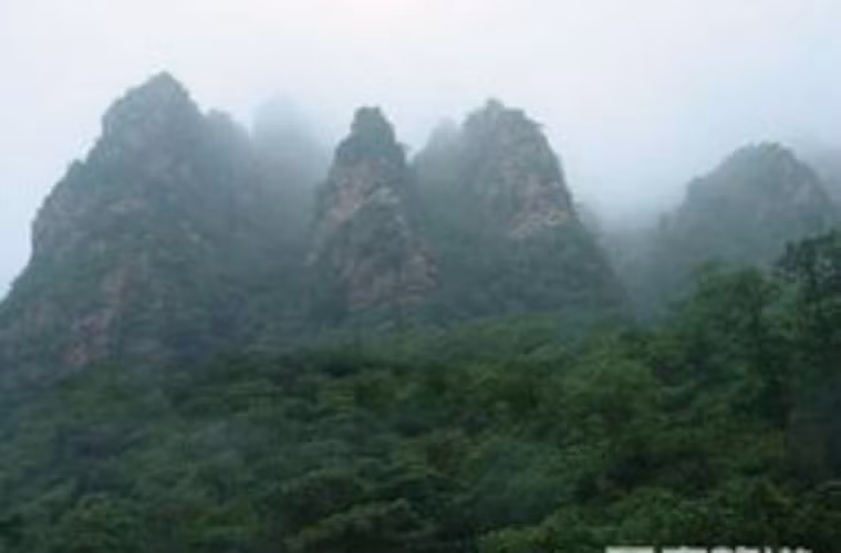 Vách núi cao ở phía xa chính là “triều sơn”, những gò, đồi thấp và bằng phẳng hơn chính là “án sơn”, hai bên tả hữu chi chít các gò đồi bằng phẳng chính là “hộ sa” tức “tả thanh long”,”hữu bạch hổ”. Cho nên các thuật sỹ phong thủy thời cổ đại đã nhận định rằng phong thủy lăng mộ của Kim đế vương lăng chính là một công trình kinh điển về phong thủy bảo địa. Chính vì thế đã giúp bảo vệ sự hưng vượng cho gia tộc Nữ Chân suốt 300 năm sau này. Ảnh: Núi Vân Long.