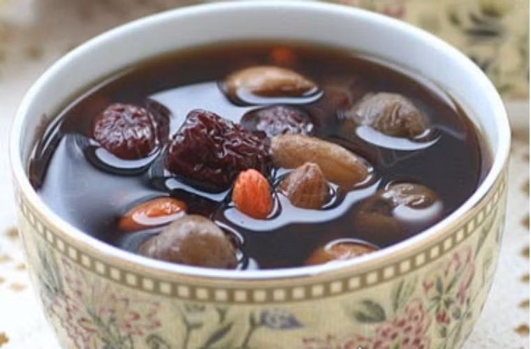 Canh đương quy với táo giúp bổ huyết. Đương quy 5gram, câu kỷ tử 10 gram, hồng táo bỏ hạt 12gram, xương lợn 500gam, hành, gừng tươi, muối vừa đủ.