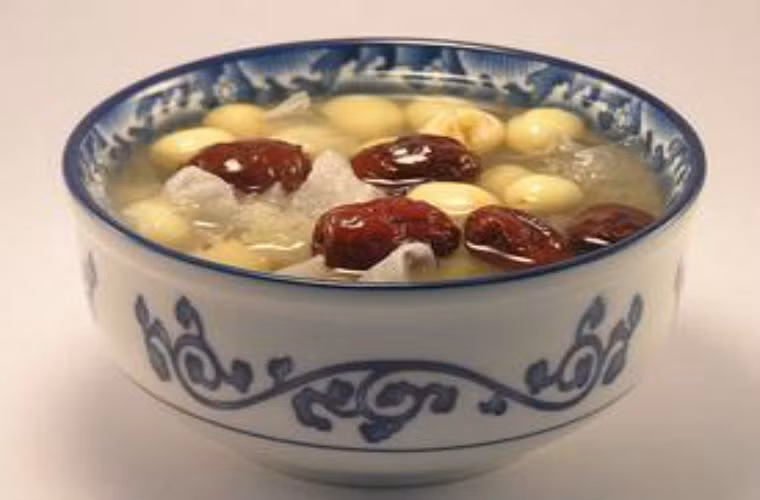 Canh hồng táo giúp da mặt hồng hào. Nhân sâm lát 15gram, mật ong 60gram, hồng táo 40gram, y dĩ 80gram.