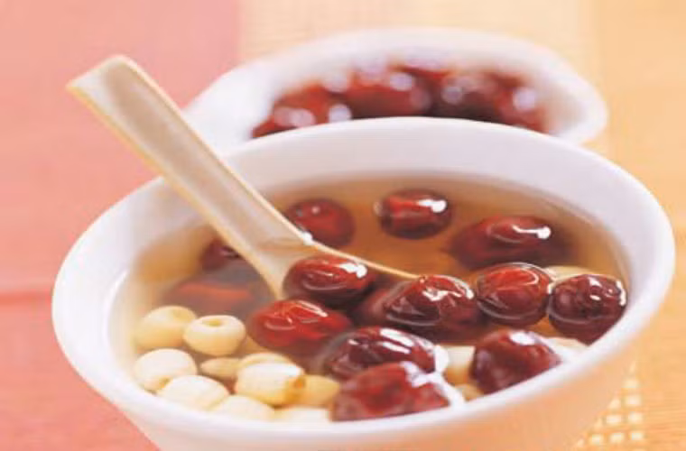 Cách làm: Y dĩ vo sạch, dùng nước ấm ngâm khoảng 10 phút. Táo rửa sạch, dùng nồi to cho khoảng 5 lít nước, cho y dĩ, sâm, táo vào đun to cho sôi rồi vặn nhỏ ninh trong khoảng 20 phút, tắt bếp cho mật ong vào là được. Công dụng: không chỉ có tác dụng bổ dưỡng mà còn kích thích sự tuần hoàn máu dưới da giúp da đẹp hơn.