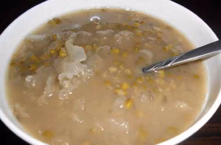 Cháo đậu xanh ngân nhĩ: rất phù hợp với mẹ bầu, có lợi phục hồi sức khỏe, là một trong những món ăn lý tưởng dành cho mẹ bầu. Nguyên liệu: 200 gam gạo tẻ, 100 gram đậu xanh, ngân nhĩ 30gram, đường cát và bánh sơn tra (có thể có hoặc không đều được) vừa đủ.