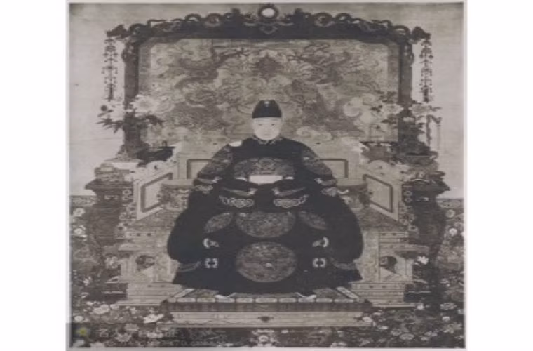 Lúc này có người bẩm với Thiên Khải hoàng đế Chu Do Hiệu rằng việc Nỗ Nhĩ Cáp Xích đang phô trương thanh thế ở phía đông bắc là do “vương khí” của Kinh Tây Kim đế lăng đã nhập táng hơn 300 năm trước của tộc Nữ Chân giờ đây lại bắt đầu phát. Chỉ có cách triệt phá phong thủy, chặt đứt long mạch, để lọt hết “vương khí” mới có thể giải trừ được nguy cơ lớn nhất từ Nỗ Nhĩ Cáp Xích. Ảnh: Chân dung T hiên Khải hoàng đế Chu Do Hiệu.