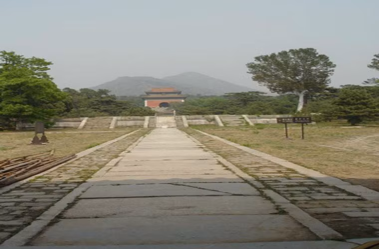 Để chặt đứt hoàn toàn long mạch của tộc Nữ Chân các đại sư phong thủy đã tìm ra huyệt vị long mạch của Kim lăng. Ở đoạn “long đầu” chặt đi một miếng đá núi lớn coi như là chặt đầu Long, phần được coi là yết hầu của “long đầu” đào một hố sâu và nhét đầy đá sỏi nhằm chặt đứng hẳn long mạch, lộ hết vương khí.