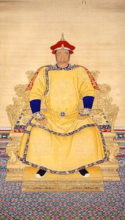 “Huyền long” thấy thầy phong thủy không đuổi theo mình nữa bèn hạ xuống một cây cổ thụ nằm nghỉ ngơi đợi chân long thiên tử đến. Đúng lúc này Nỗ Nhĩ Cáp Xích bị bộ lạc khác đuổi giết nên chạy từ trên núi Trường Bạch xuống . Ông ta mang theo tro cốt của tổ phụ trốn men theo núi Trường Bạch xuống và muốn tìm một chỗ nghỉ chân. Ảnh chân dung Nỗ Nhĩ Cáp Xích.