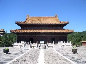 Năm 1598 (tức năm thứ 26 nhà Minh Vạn Lịch), Nỗ Nhĩ Cáp Xích được tổ tiên phù hộ đã xây dựng lăng tẩm cho tổ bối ở mảnh đất bằng phẳng gần cây du đại thụ, nguyên danh là “hưng kinh lăng”, đến năm thứ 16 Thuận Trị (tức năm 1659) đổi thành Vĩnh lăng, “thụy du”(cây may mắn) mang đầy truyền thuyết thần kỳ về sau được Càn Long phong cho là “Thần thụ”(cây thần). Ảnh: Vĩnh Lăng.