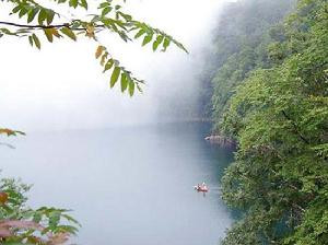 Thế là Nỗ Nhĩ Cáp Xích nghe theo lời của lão giả, lấy núi Long Cương làm phần mộ cho tổ phụ Ai Tân Giác La Giác Xương An. Sau khi an táng xong cho tổ phụ, ông ta quay về Hách Đồ A Lạp cách núi Long Cương không xa, từng bước mở rộng và xây dựng lực lượng cho đến khi thực hiện được sứ mệnh của mình.