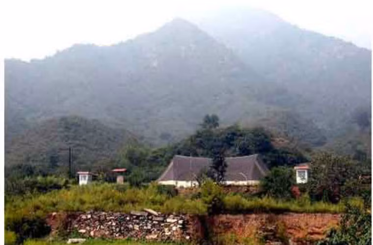 Nhà Minh cũng vài lần phản công nhưng đều thất bại, Bức Đắc Chu Do Hiệu đã không lo lắng tìm cách cứu vận nước mà còn tranh thủ cơ hội sai người đến đào bới lăng mộ tổ nhà Hậu Kim với mục đích chặt đứt long mạch nhằm ngăn không cho Bát Kỳ tiến sâu vào Trung Nguyên. Theo cách nói của các nhà phong thủy thì: sơn mạch, giang hà chính là long mạch, nếu long mạch đứt, tiên thiên long khí tiêu tán, sinh long thành tử long, mọi việc đều tan, đại sư kinh thiên động địa này đã làm tổn thương Long thần, thiên nhân cảm ứng, tất sẽ giáng họa lên con người. Ảnh: Đây vốn là nơi đặt Kim triều vương đế lăng.