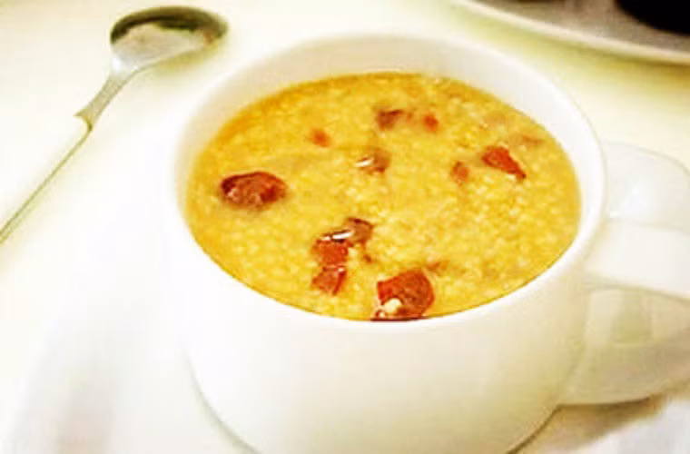 Nguyên liệu: 100 gram kê vàng, đường phên vừa đủ. Kê vo sạch cho vào nồi nước sôi khuấy đều, vặn nhỏ lửa cho đến khi mềm thành cháo. Khi ăn cho lượng đường phên thích hợp vào khuấy đều, sau đó đun sôi, múc ra bát là ăn được.