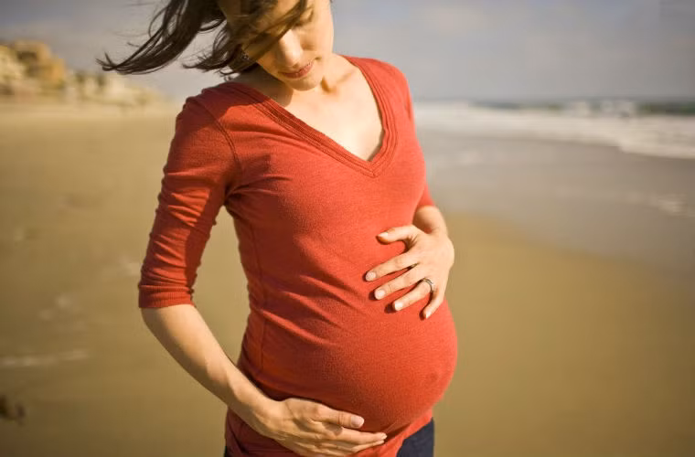 Nguyên nhân gián tiếp. Do chứng phù nề ở giai đoạn cuối của thai kỳ dễ làm tắc ứ và ảnh hưởng đến tuần hoàn máu, nếu cộng thêm chứng thiếu máu của mẹ thì đây chính là nguyên nhân gián tiếp gây ra chứng tê cóng tay chân.