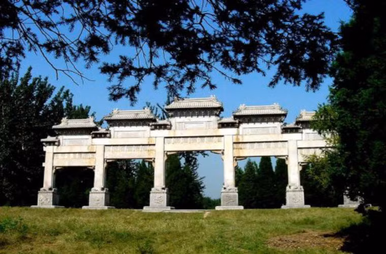 Sau khi nhà Kim bị diệt vong, vì mục đích báo thù mà người Mông Cổ đã đập phá Kim đế vương lăng. Nhưng sau khi người Mông Cổ thống nhất Trung Quốc, họ lại coi Kim quốc là người một nhà và tiến hành trùng tu Kim đế vương lăng về nguyên dạng. Kim đế vương lăng đã trở thành một trong “kinh tây bát cảnh” nổi tiếng thời bấy giờ. Sau khi nhà Minh thành lập, Chu Nguyên Chương cũng không đập phá Kim lăng cho đến khi Chu Do Hiệu lên nắm triều chính mới tạo nên nhơ “thiên khải quật lăng” trong lịch sử. Lúc này thế lực của Hậu Kim vô cùng hùng cường, trong vòng chưa đến một năm Thẩm Dương, Liêu Dương lần lượt thất thủ, toàn bộ bờ tây Liêu Hà cũng rơi vào tay nhà hậu Kim. Chưa đến tháng giêng Thiên Khải năm thứ 2 đã công chiếm Tây Bình Bảo làm lên trận “Tây Bình Bảo chiến dịch” nổi tiếng trong lịch sử.