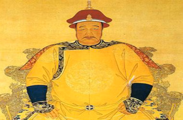 Nỗ Nhĩ Cáp Xích dựng nước ở đông bắc, lấy quốc hiệu là “ Kim”, sử sách ghi là “hậu Kim”, ông muốn tưởng nhớ đến Kim quốc của tổ tiên tộc Nữ Chân đã dựng lên, hi vọng có thể tiếp tục sự nghiệp mà tổ tiên chưa hoàn thành. Thế lực của Nỗ Nhĩ Cáp Xích ngày càng lớn mạnh, không ngừng mở mang bờ cõi ra ngoài biên ải và tạo thế uy hiếp to lớn đến vương triều Đại Minh. Ảnh: Chân dung Nỗ Nhĩ Cáp Xích.