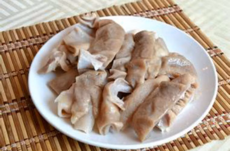 Thành phần: Dạ dày heo 250 gram, gạo tẻ 100 gram, bột hạt tiêu, muối, bột ngọt vừa đủ. Dạ dày làm sạch ( dùng muối và giấm bóp lại nhiều lần) thái sợi cho vào nước sôi trần qua vớt ra rửa sạch để ráo. Gạo vo sạch cho vào nồi cùng dạ dày đã làm sạch đun to lửa cho sôi bùng, cho hạt tiêu vào. Vặn nhỏ lửa ninh mềm, cho thêm muối tinh, mì chính vào là được. Chú ý, dạ dày nhất định phải làm thật sạch để tránh mùi hôi.