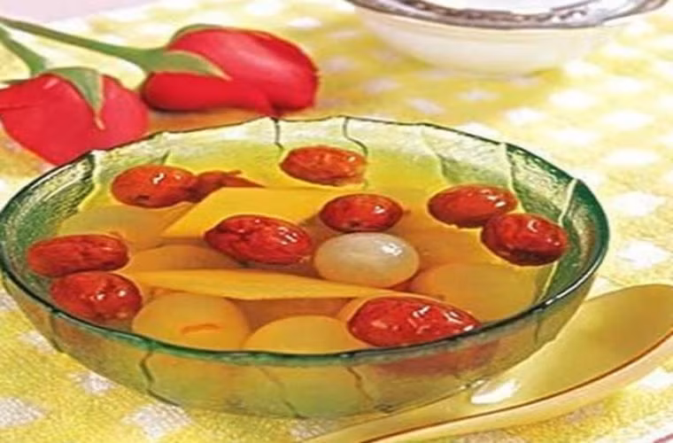 Công dụng: hồng trà và nhãn có hiệu quả đặc biệt với người mắc chứng dương hư, giúp bổ huyết, dưỡng khí. Nếu bạn là người bị nóng trong thì giảm số lượng và tần suất uống trà so với người khác. Nếu tâm trạng bực bội bốc hỏa có thể cho thêm hai quả câu kỷ tử. Trà hồng táo với nhãn có thể giúp chị em bổ huyết, giữ ấm và làm đẹp da mặt. Dùng thường xuyên sẽ thấy hiệu quả rõ rệt.