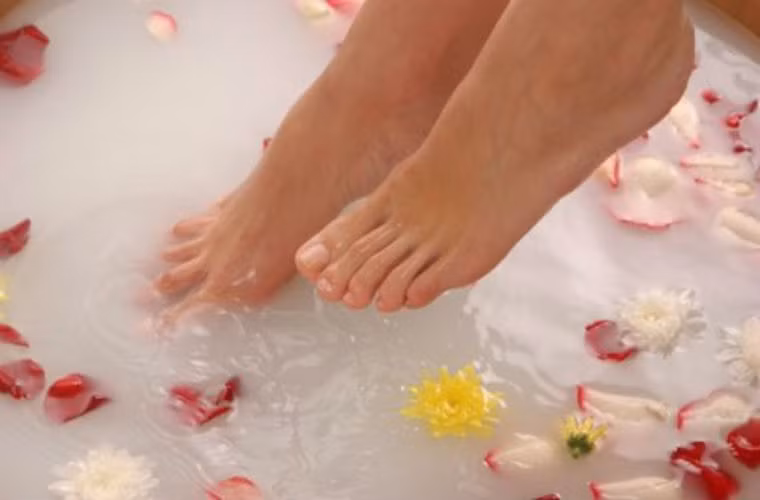 Có thể trị cảm lạnh. Ngâm chân nước muối thúc đẩy tuần hoàn máu, loại bỏ chứng lạnh chân, vì vậy có thể giúp bạn điều trị cảm lạnh.