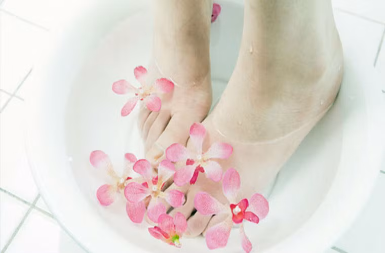 Giúp bổ thận, chống lão hóa. Tim cách gan bàn chân rất xa vì thế việc cung cấp máu cho bàn chân là vô cùng ít ỏi. Nếu thường xuyên ngâm chân với nước muối sẽ giúp cho các thành phần hoạt chất có trong nước muối có thể chuyển đến thận và tim, thúc đẩy lưu thông máu, có tác dụng bổ thận, chống lão hóa.