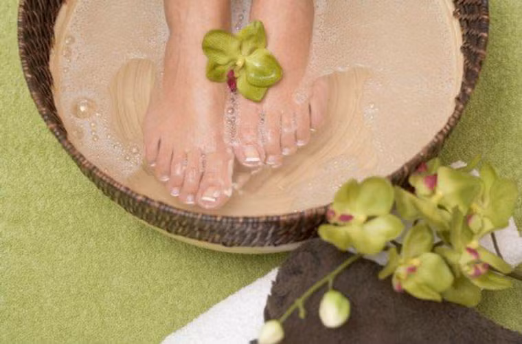 Giúp tẩy tế bào chết ở chân. Khi ngâm chân nước muối nhờ hơi nóng của nước và tính sát trùng của muối nên dễ dàng giúp bạn loại bỏ lớp tế bào chết ở chân đặc biệt là phần gót chân.