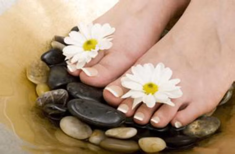 Giúp làm sạch chân. Do có khả năng khử trùng nên ngâm chân nước giúp bạn làm sạch đôi chân rất tốt. Ngoài ra nước muối còn giúp dưỡng ẩm da chân, chống nứt nẻ.