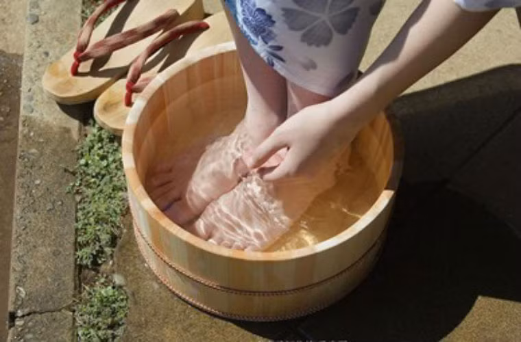 Cách pha nước muối ngâm chân. Dùng nửa chậu nước sôi cho vào nửa thìa muối khuấy cho tan, đợi nước nguội bớt (khoảng 40 độ) thì ngâm chân. Nếu chân đang có vết thương thì nên tạm thời không ngâm chân.