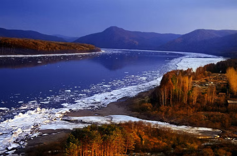 Đế Vương lăng của Kim triều vốn đã được chọn đặt bên bờ Hắc Long Giang, Hải lăng Vương Hoàn Nhan Lượng đã nhìn ra thế phong thủy của núi Vân Long, cho nên con cháu tộc Nữ Chân đã đưa mộ tổ từ nơi xa xôi vạn dặm về định tại núi Vân Long. Ảnh: Dòng Hắc Long Giang.