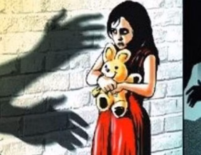 Ai cũng xót xa khi nghĩ đến nổi đau thể xác lẫn tinh thần mà đứa bé gái mới 5 tuổi đời phải gánh chịu.