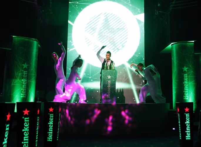 Cũng trong tháng 5 này, Heineken giới thiệu ra thị trường Việt Nam mẫu lon kiểu dáng mới có thiết kế trang nhã với cổ lon bia thon và cao hơn, nắp khui bia lớn và rót bia dễ dàng hơn, khoen nắp khui bia nhỏ gọn, đẹp.