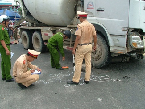 Xe trộn bê tông đâm trúng xe máy...