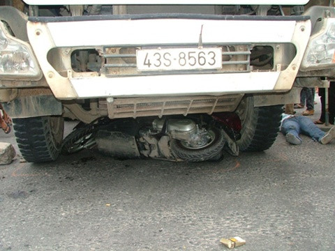 ...kéo lê hơn 5 m và làm 2 mẹ con người đi xe máy tử nạn.